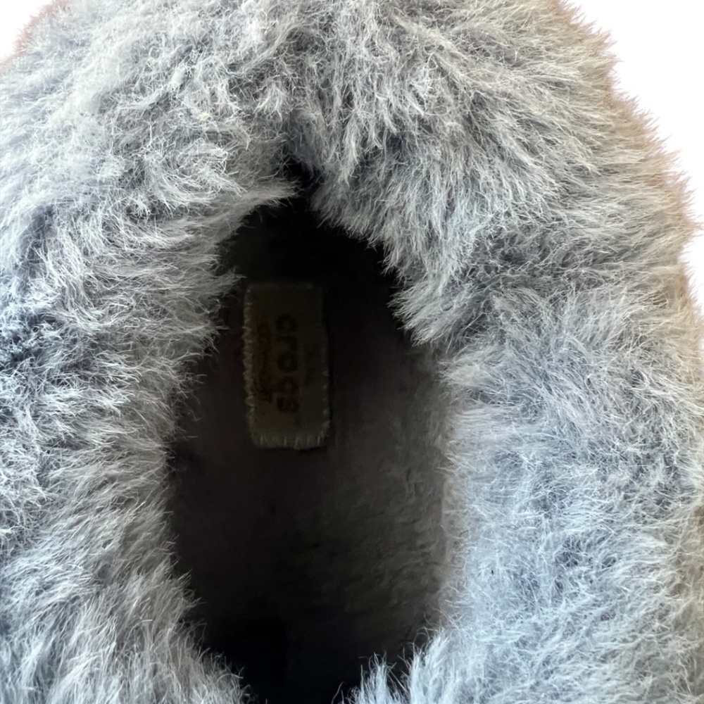 Unisex Crocs Furever Crush clogs in a light blue with a faux-shearling M6/W7 - Picture 5 of 9
